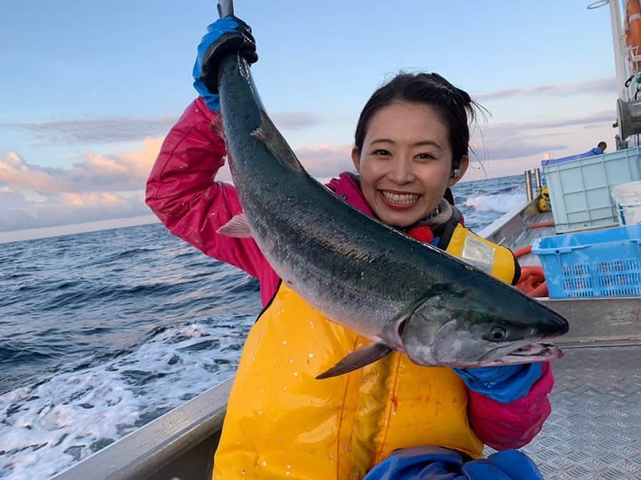 札幌テレビ「どさんこワイド朝」さんのインスタグラム写真 - (札幌テレビ「どさんこワイド朝」Instagram)「. どさんこワイド朝の中継で、えりも町にお邪魔しました😊 . これから最盛期を迎える秋サケ漁！ 漁師さんたちは、毎朝真っ暗な時間から漁に出ています！ 海と闘う姿は本当にかっこよかったです！ . 6キロの鮭は本当に重たく、立派でした✨ 漁師のみなさん、ありがとうございました🎶 . #北海道 #えりも町 #秋鮭 #獲ったどー #鮭 #いくら #漁 #札幌テレビ #どさんこワイド朝 #大家彩香」9月27日 9時32分 - dosanko_asa
