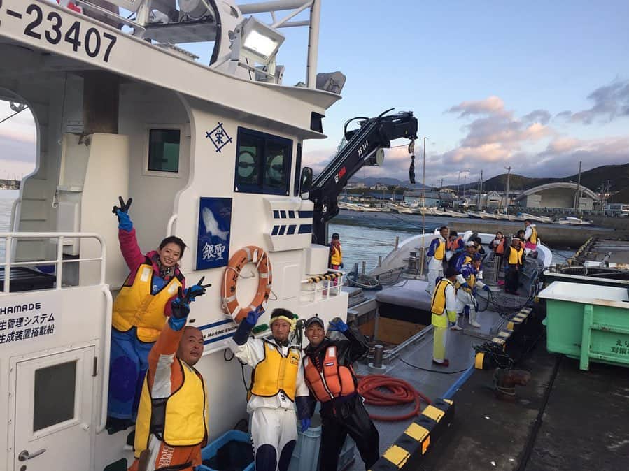 札幌テレビ「どさんこワイド朝」さんのインスタグラム写真 - (札幌テレビ「どさんこワイド朝」Instagram)「. どさんこワイド朝の中継で、えりも町にお邪魔しました😊 . これから最盛期を迎える秋サケ漁！ 漁師さんたちは、毎朝真っ暗な時間から漁に出ています！ 海と闘う姿は本当にかっこよかったです！ . 6キロの鮭は本当に重たく、立派でした✨ 漁師のみなさん、ありがとうございました🎶 . #北海道 #えりも町 #秋鮭 #獲ったどー #鮭 #いくら #漁 #札幌テレビ #どさんこワイド朝 #大家彩香」9月27日 9時32分 - dosanko_asa