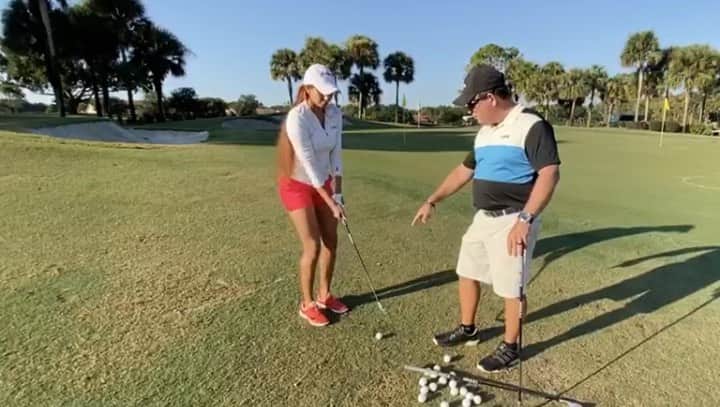 サミラ・ニコレットのインスタグラム：「Learning from the best 😊 @garygilchristcoach  Top of the notch facility @ijgabishopsgate ⛳️」