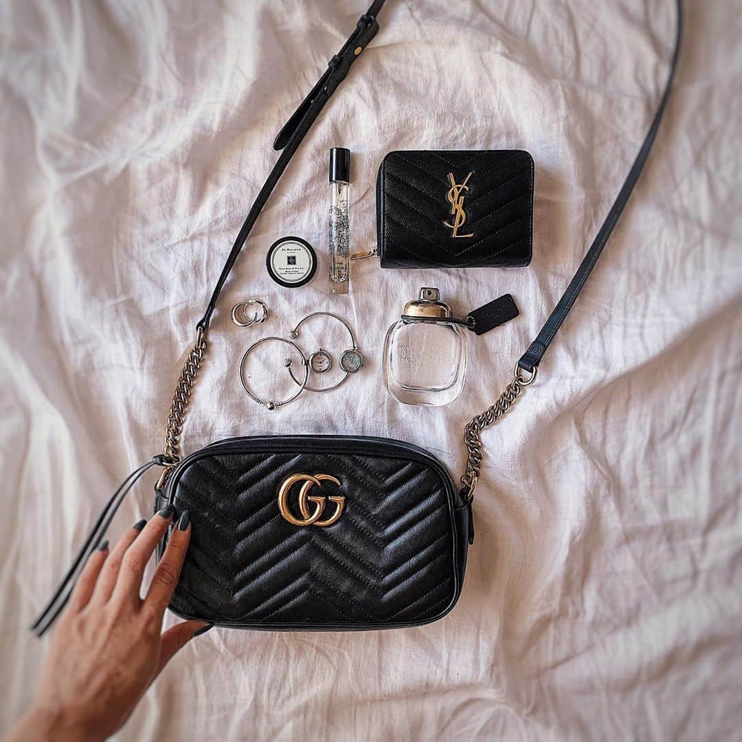 唯可（yuika）さんのインスタグラム写真 - (唯可（yuika）Instagram)「silver×black . . watch.... @clareo_official  wallet... @ysl  bag... @gucci . 匂いフェチなので常に匂いもの入れてるよ👃💐 👃 @coach 基本的にいつもつけてるのがコレ 👃 @jomalonelondon たまぁにつけてるのがコレ 👃 @diptyque 小さくて持ち運びしやすいからカバンに入れてるのがコレ」9月27日 9時37分 - yu.i.k.a