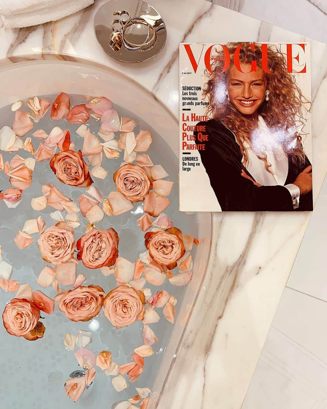 Camila Coelhoさんのインスタグラム写真 - (Camila CoelhoInstagram)「Relaxing bath 🛀🏼(after a fun night - watch my stories)! Thank you so much @plaza_athenee for the vintage #Vogue Magazine from 1988 (the year I was born)❤️ ————- Depois de um dia cheio e uma noite animada (veja no stories) - nada melhor que um banho relaxante! (E que mimo do hotel que encontrou uma Vogue de 1988, o ano que nasci, pra me dar de presente 💘)!」9月27日 9時54分 - camilacoelho