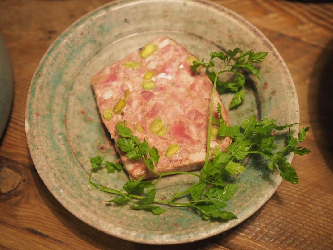 高山都さんのインスタグラム写真 - (高山都Instagram)「ちょこちょこ作って、美味しいワイン開けて、久しぶりにゆっくり話す時間は楽しかったなー。 #みやれしぴ 用に作った料理、食べてくれるひといて、よかった。。 シャインマスカットと柿の白和え 桃とモッツァレラとルッコラのサラダ 秋刀魚のエスニックソテー いくら添え きのこの春巻き ホタテの柚子胡椒オイルカルパッチョ 焼きナスの梅トマトだれ和え パクチーとちりめん山椒と韓国海苔のサラダ いただきもののテリーヌ 夕方、仕事から帰ってきて準備したから、簡単なものばかりだけど、ちょっとずつ食べたい女子呑みにはちょうどよかった。 りさちゃんは、テーブルで寝落ちしたワタシの側で全部綺麗に洗ってくれたようで。天使か👼 ごめんね、ありがとう😭 そーいえば、1年と2日前に、初めて2人でゴハンしたのが我が家だったんだよね。仲良くなるスピード感濃くていいわー。笑 #みやれゴハン #家呑み #うつわ好き」9月27日 9時57分 - miyare38