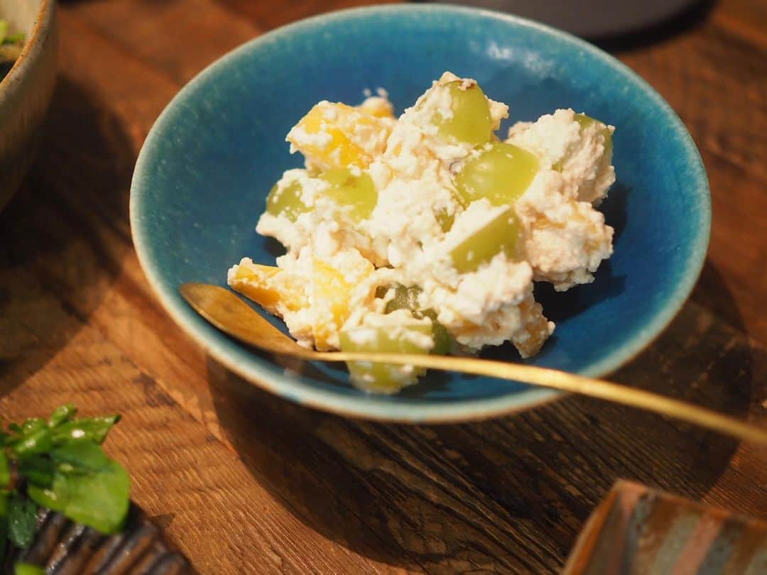 高山都さんのインスタグラム写真 - (高山都Instagram)「ちょこちょこ作って、美味しいワイン開けて、久しぶりにゆっくり話す時間は楽しかったなー。 #みやれしぴ 用に作った料理、食べてくれるひといて、よかった。。 シャインマスカットと柿の白和え 桃とモッツァレラとルッコラのサラダ 秋刀魚のエスニックソテー いくら添え きのこの春巻き ホタテの柚子胡椒オイルカルパッチョ 焼きナスの梅トマトだれ和え パクチーとちりめん山椒と韓国海苔のサラダ いただきもののテリーヌ 夕方、仕事から帰ってきて準備したから、簡単なものばかりだけど、ちょっとずつ食べたい女子呑みにはちょうどよかった。 りさちゃんは、テーブルで寝落ちしたワタシの側で全部綺麗に洗ってくれたようで。天使か👼 ごめんね、ありがとう😭 そーいえば、1年と2日前に、初めて2人でゴハンしたのが我が家だったんだよね。仲良くなるスピード感濃くていいわー。笑 #みやれゴハン #家呑み #うつわ好き」9月27日 9時57分 - miyare38