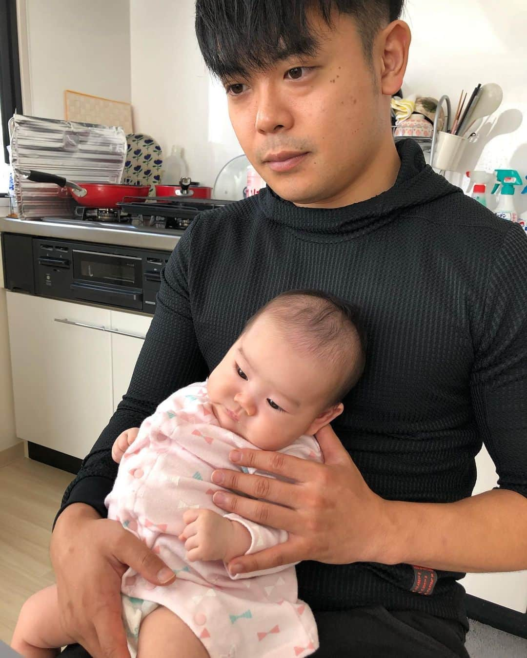 眞田佳織さんのインスタグラム写真 - (眞田佳織Instagram)「よろしく哀愁。 今日はパパが子育て担当。 ちょっと、クレしん見せんといて。🤣 . #毎日赤子 #赤ちゃん #パパ #大丈夫かな #大丈夫やろ  #私は仕事 #嬉しい #仕事も生き甲斐」9月27日 10時18分 - kaori_sanada