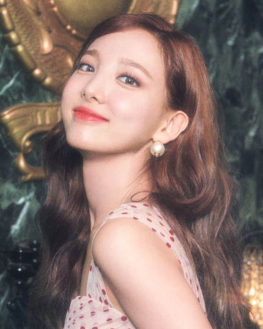 ナヨンさんのインスタグラム写真 - (ナヨンInstagram)「[SCAN] 🐰 ‘Feel Special’ Photobook C ver. 💕 © Vampire Twice #TWICE #트와이스 #NAYEON #나연」9月27日 10時20分 - twicenayeon