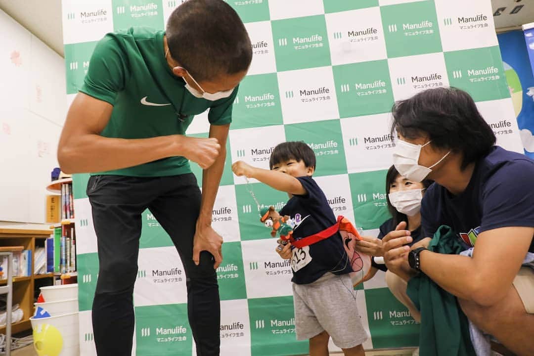 大迫傑さんのインスタグラム写真 - (大迫傑Instagram)「先日横浜市立大学付属病院でランニングイベントをしてきました！ ミニゲームを通して身体を使う楽しさをを知ってもらえたと思います！！ ランニングイベントをする度に子供たちのエネルギーに驚き、元気をもらっています！  #ランニング　#ウォーキング　#マニュライフ」9月27日 10時26分 - suguru_osako