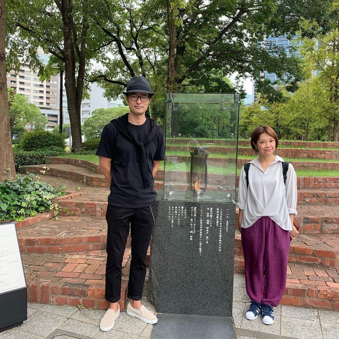 前川泰之さんのインスタグラム写真 - (前川泰之Instagram)「今朝、神戸の東遊園地にある阪神大震災のモニュメント『希望の灯り』へ行ってきました。後から今一緒に朗読劇をやっているシンガー花＊花のこじまいずみさんも来て一緒に。偶然、この希望の灯りを管理されているNPO法人の方々にお会いして、貴重なお話を伺い、お土産にヒマワリの種をいただきました^_^ 朗読劇『ヘブンズ・レコード』にも出てくるヒマワリ🌻 なんか不思議な縁を感じる朝になりました。 さ、今夜からの神戸公演、燃え尽きるまで物語の役を生きてきます！  #朗読劇 #ヘブンズレコード #はるかのひまわり #希望の灯り」9月27日 10時37分 - maekawa_yasuyuki_official