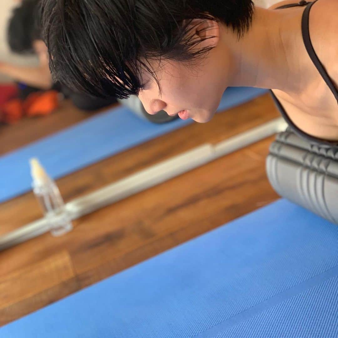 FitnessPlanner 星野由香さんのインスタグラム写真 - (FitnessPlanner 星野由香Instagram)「@mai_miyagi  もうかれこれ2015年からお付き合いなので、5年✨  自分の身体を整えること、整えるために本当にあらゆるジャンルのビューティを取り入れていて、お仕事に対する意識✨の高さ  いまは子育て話でいつもセッション中は色んな親心をシェアさせていただいてます。  産後のママとは思えない美ボディに。 また進化を重ねていて尊敬です🙏  #宮城舞 さん #トレーニング #パーソナルトレーニング #働くママ #pilates」9月27日 10時37分 - yuka.hoshino222