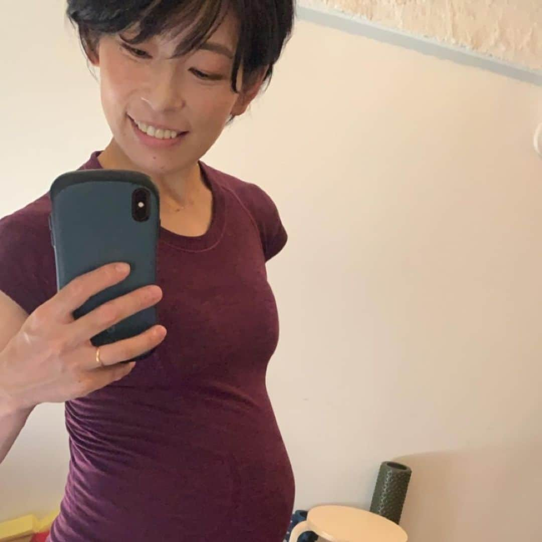 FitnessPlanner 星野由香さんのインスタグラム写真 - (FitnessPlanner 星野由香Instagram)「今日から妊娠9ヶ月✨でっす！🤰 第1子の時も、教科書通りのお産で勉強になりましたー！と研修生に言われた私😂笑  おしるし→前駆陣痛→陣痛→破水→本陣痛→お産✨(お産エピソードはまた) その後までもがよくあるあるだったそうで →子どもが黄疸で大泣き→日サロboxや採血見ただけでマタニティブルーに陥りシクシク病室で泣いて、みんなに励まされる  ここまで↑教科書通りだったそう😂本当かいな。笑  臨月までのラスト1ヶ月楽しくお仕事させていただきます🙏  #妊娠9ヶ月ママ #働くママパーソナルトレーナー #プラス6.2kg #男の子ベビー」9月27日 10時48分 - yuka.hoshino222