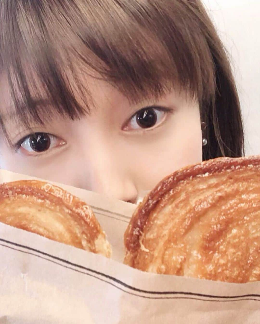 畑山亜梨紗さんのインスタグラム写真 - (畑山亜梨紗Instagram)「新幹線で食べるのが憧れだったハート型のパイ。 写真を撮りたかったのに しっかり割っちゃった。 カナシイ  #paulのパルミエ #パルミエ」9月27日 16時27分 - a_ufo_91