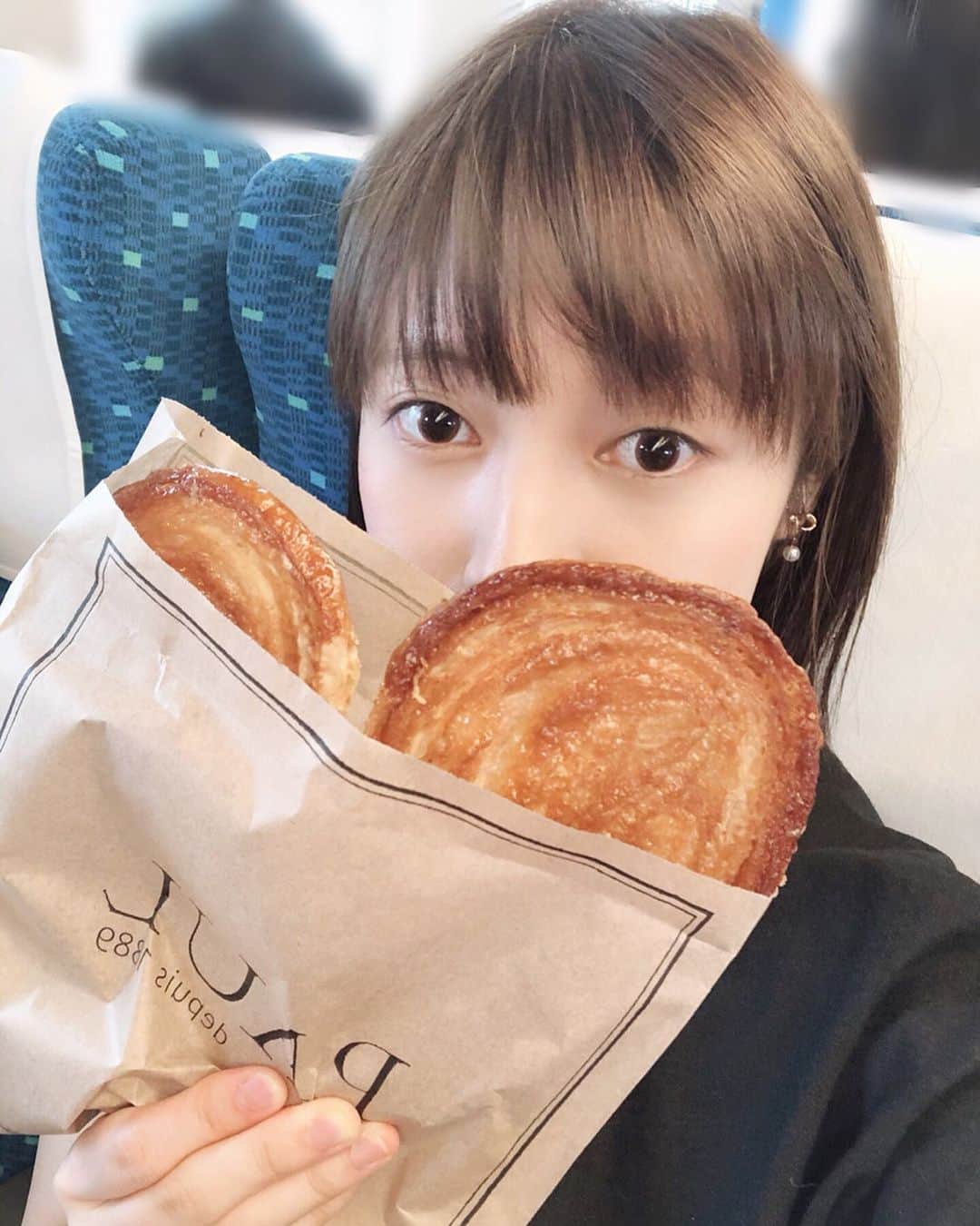 畑山亜梨紗のインスタグラム：「新幹線で食べるのが憧れだったハート型のパイ。 写真を撮りたかったのに しっかり割っちゃった。 カナシイ  #paulのパルミエ #パルミエ」