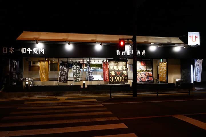 福岡グルメ 福岡ランチ「デビログ」さんのインスタグラム写真 - (福岡グルメ 福岡ランチ「デビログ」Instagram)「本日、LOVE FM (76.1MHz) 毎週金曜日18:25～「デビ×ユリの飲みにいきたい金曜日 ”ノミキン” 」で紹介するのは、今年6月14日に南区長丘にオープンした『博多焼肉うしお』というお店です。 ここは博多駅南にある『#赤身焼肉USHIO 』、薬院にある『#六角のうしお 』の姉妹店。 2018年の品評会で日本一になった鹿児島県産の黒毛和牛が食べられる焼肉屋さんで、食べ放題がなんと3900円～あるんです‼️ それに飲み放題も＋1500円でつけることができるが、毎月29日はこれが無料とかありえん😆 最初に提供された肉盛り合せが綺麗で美味そう😋 陳オーナーの笑顔も最高(pic5)🙆‍♂️ . メニュー、他pic、内観などは「デビログ」に掲載しています。 サイトを見る場合はブラウザで「デビログ」で検索👉 . #博多焼肉うしお #福岡市南区長丘 3-10-8 092-408-3929 11:30～14:30 (14:00 LO) 17:00～23:00 (22:30 LO) 日曜日営業 不定休 . ♦️福岡グルメ 福岡ランチを検索できるブログ は「デビログ」で検索👉 ♦️マニアックな情報や本当に美味しいお店情報なら「もっとデビログ」で検索👉 . #福岡肉 #福岡焼肉 #長丘焼肉 #新村畜産 #福岡食べ放題  #LOVEFM #ノミキン #メーカーズマーク #makersMark #福岡 #博多 #fukuokapics #fukuoka #fukuokacity #hakata #fukuokagourmet #福岡レストラン #福岡飲食店 #福岡グルメ #福岡ランチ #福岡ごはん #福岡ご飯 #食べログ福岡 #福岡飯 #福岡食べ歩き」9月27日 16時24分 - devi_takahashi