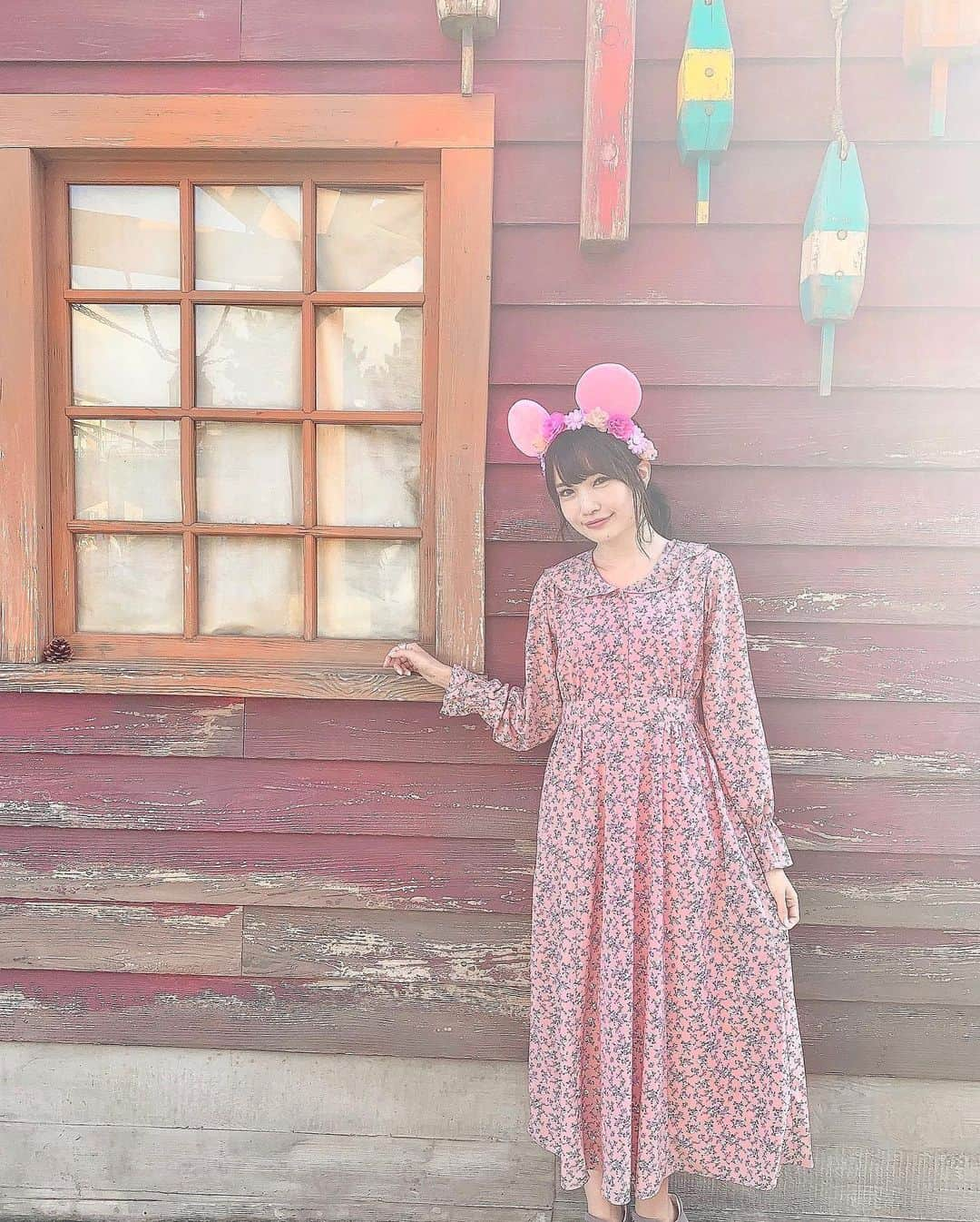 浅井麻里さんのインスタグラム写真 - (浅井麻里Instagram)「🍩🍩﻿ ﻿ ハロウィンバージョンの﻿ スペシャルうきわまん💜💜﻿ ﻿ 中身はテリヤキチキン味だよー！😋💕﻿ シーのハロウィンフードも、﻿ 見た目も味も気になるのいっぱい✨🎃👻﻿ ﻿ ﻿ この日つけてたグレーのカラコン、﻿ すごい盛れる…！👀（笑）﻿ ちょっぴりレトロな雰囲気が可愛い﻿ ピンクのワンピースは @mimitoujour の🌸﻿ ﻿ mimiはタイプのお洋服ばっかりで、﻿ しかもプチプラ❤️😍﻿ 今日明日9/27,28に展示会開催中だよー！👗﻿ これから発売される新作アイテムが﻿ お得にオーダー出来ちゃうし、﻿ プレゼントがもらえる企画もあるらしい🎵﻿ mimiのインスタに詳しい情報が載ってるから﻿ チェックしてみてね✔️﻿ ﻿ あと、ウェブサイトで﻿ お得なセールも開催中みたい✨﻿ 秋服や冬服も可愛いのいっぱいで﻿ 見てるだけで、わくわくー💕(*´ω`*)﻿ ﻿ ﻿ #mimitoujours#mimitoujours展示会#mimitoujours_style mtj312-0167﻿ #ワンピース#秋コーデ#ディズニーハロウィン#うきわまん#ハロウィンフード#スペシャルうきわまん#tokyodisneyresort#disneyhalloween」9月27日 16時25分 - mari_asai_625