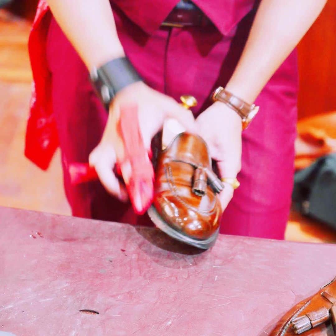 bootblack_officialさんのインスタグラム写真 - (bootblack_officialInstagram)「@edwardgreen1890 trunk show at @noos_shanghai which is the best select shop in Shanghai. Luckily and surprisingly, Japanese no.1 shoe shinier @gakuplus_gakusato was participating in the event. His perfect shoe shining performance fascinated all of the visitors. We thank you all and are grateful to all people for every encounter. . . . #edwardgreen #edwardgreenshoes #noos #bootblack #trunkshow #leathershoes #shoeshine #fashionshanghai」9月27日 11時02分 - bootblack_official