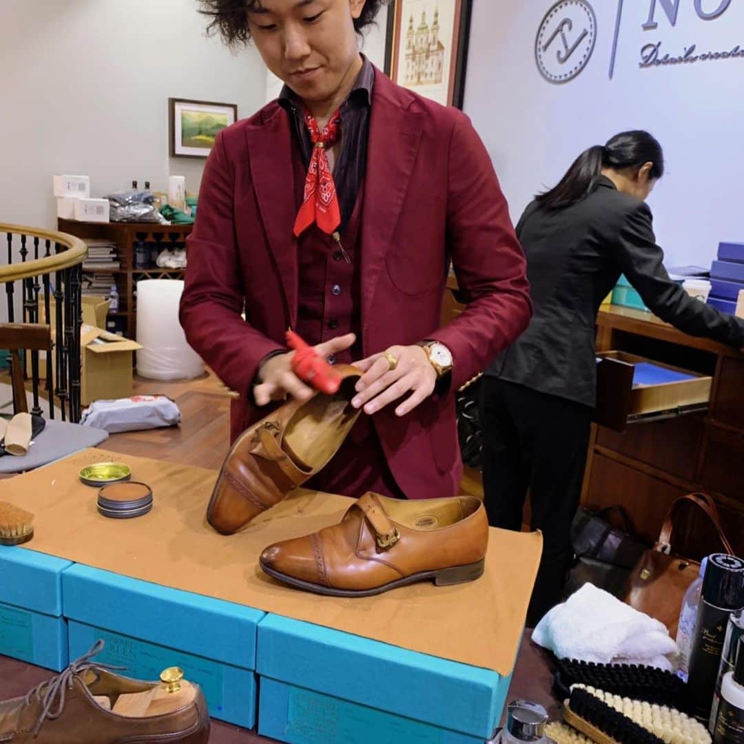 bootblack_officialさんのインスタグラム写真 - (bootblack_officialInstagram)「@edwardgreen1890 trunk show at @noos_shanghai which is the best select shop in Shanghai. Luckily and surprisingly, Japanese no.1 shoe shinier @gakuplus_gakusato was participating in the event. His perfect shoe shining performance fascinated all of the visitors. We thank you all and are grateful to all people for every encounter. . . . #edwardgreen #edwardgreenshoes #noos #bootblack #trunkshow #leathershoes #shoeshine #fashionshanghai」9月27日 11時02分 - bootblack_official