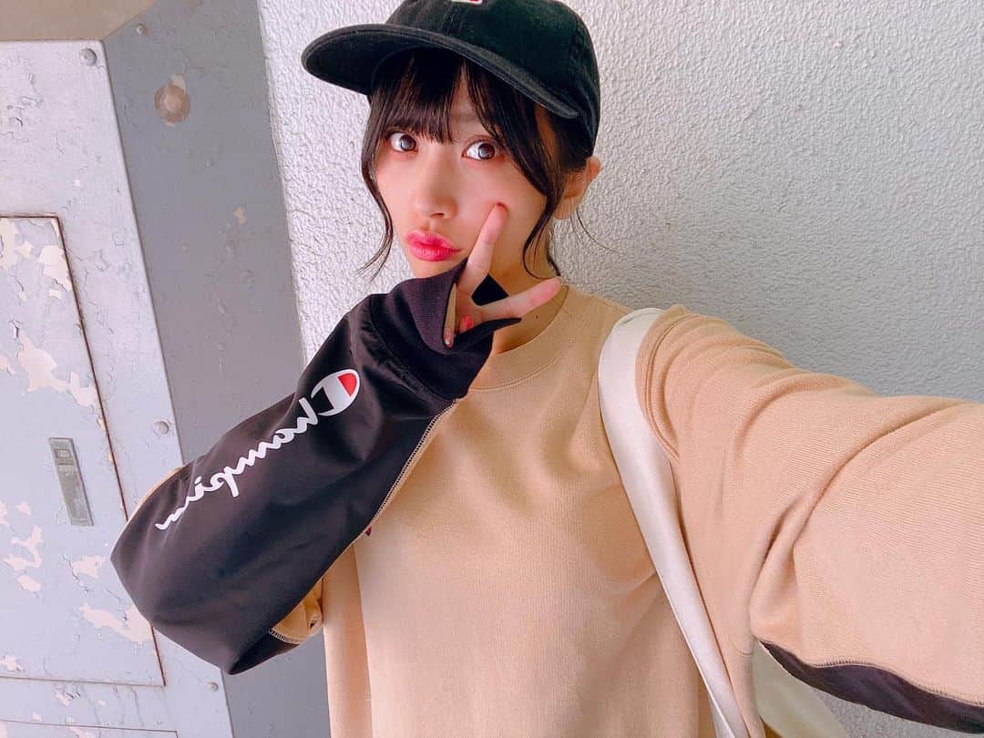 根岸愛のインスタグラム：「昨日着てた服可愛すぎません？ 袖がめちゃかわ🥳💕 全身撮ってもらうの忘れた😕 #champion #fashion #cap #champion女子 #championコーデ #ねぎ私服 #ねぎしふく #チャンピオン #チャンピオンコーデ」