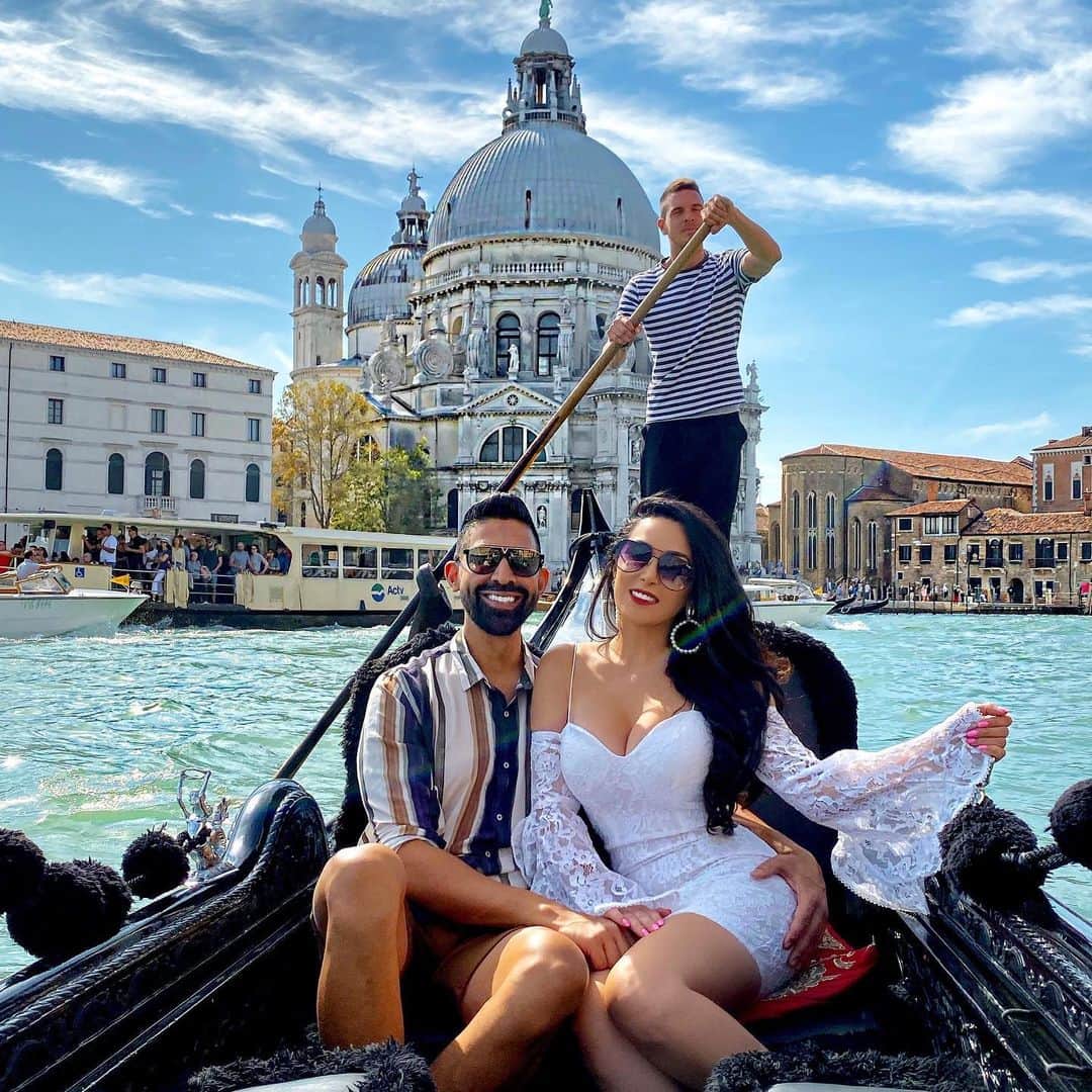 laurag_143のインスタグラム：「I don’t know what’s more romantic...Venice or @dhar.mann grabbing that ass 🤣🤦🏻‍♀️🛶🍑」
