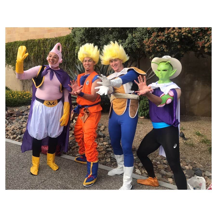 前田健太さんのインスタグラム写真 - (前田健太Instagram)「🤪🤪 DRAGON BALL Z⚡️ Had a lot of fun on Dodgers  Team Dress Up Day!! 今日はコスチュームを着て 遠征先へ移動でした！笑 僕はドラゴンボールの悟空に チームメイトは 魔人ブー、ベジータ、ピッコロに 変装し飛行機に乗りました😊 楽しかった！笑 どう？笑 #dodgers #チーム #ドレスアップ #ペアを作って #どんな服装でもあり #僕は4人で #日本のアニメといえば #アメリカでも #ドラゴンボール #なので #悟空に #スーパーサイヤ人 #笑」9月27日 11時04分 - 18_maeken