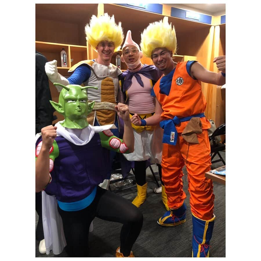 前田健太さんのインスタグラム写真 - (前田健太Instagram)「🤪🤪 DRAGON BALL Z⚡️ Had a lot of fun on Dodgers  Team Dress Up Day!! 今日はコスチュームを着て 遠征先へ移動でした！笑 僕はドラゴンボールの悟空に チームメイトは 魔人ブー、ベジータ、ピッコロに 変装し飛行機に乗りました😊 楽しかった！笑 どう？笑 #dodgers #チーム #ドレスアップ #ペアを作って #どんな服装でもあり #僕は4人で #日本のアニメといえば #アメリカでも #ドラゴンボール #なので #悟空に #スーパーサイヤ人 #笑」9月27日 11時04分 - 18_maeken