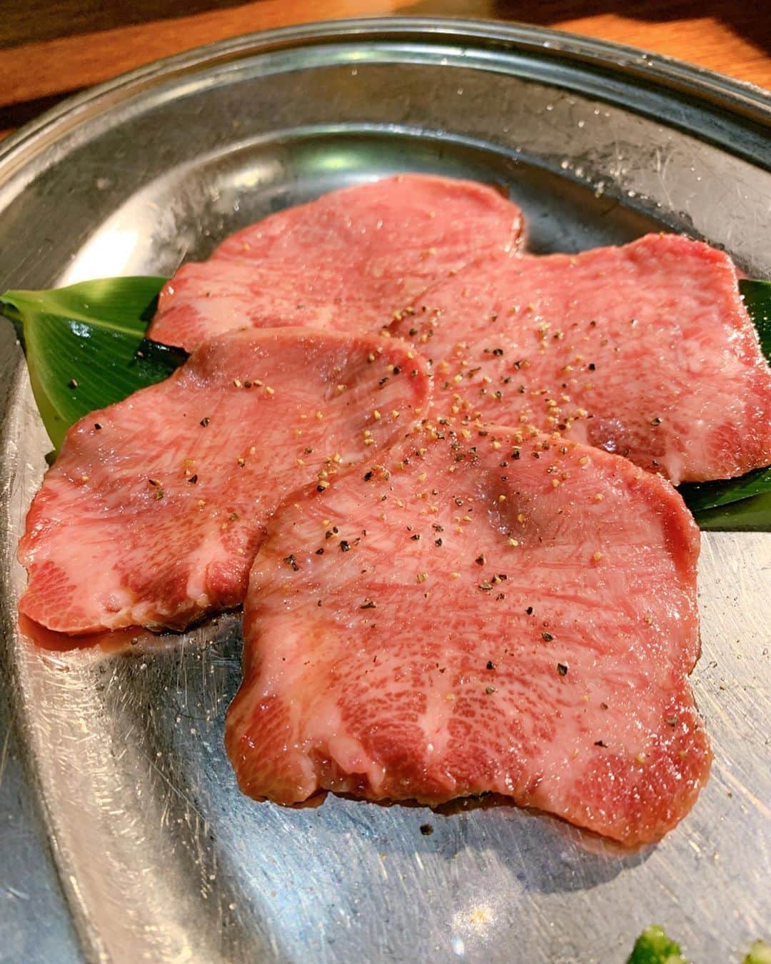 濱野りれさんのインスタグラム写真 - (濱野りれInstagram)「The first meal after coming back to Japan is... Yakiniku!!-'Hormone zaichi' Actually, I am finally able to eat Grilled innards recently. This is the restaurant that chef 'Ginza Shinohara' told me that he often go and I always wanted to come here!! Zaichi's speciality is 5th Pic-'DOCHANKO YAKI' which is delicious with lots of leeks. I was lucky to get a reservation when I called late. - - 日本に帰ってきて1食目は焼肉！「ホルモン在市」に行ってきたよ🐮💗 実は最近やっとホルモンが食べれるようになったの☺️💕 銀座しのはらさんがよくいくって仰っててずっと行きたかったところ✨ 名物は5枚目の'どちゃんこ焼き'でネギがたっぷりで美味しかったよ〜💗 遅い時間に電話したら入れてラッキーでした🙆‍♀️❗️ - - #rirelog  #zaichi#yakiniku#hormon#hormones #tokyoeats#tokyorestaurant#tokyogourmet#tsukishima #tokyofoodie #tokyofoodies #wagyubeef #japanesewagyu  #ホルモン在市#ホルモン在市月島本店#被弾牛#ホルモン#月島グルメ#焼肉#和牛#美食家#호르몬#불고기」9月27日 11時09分 - riregram
