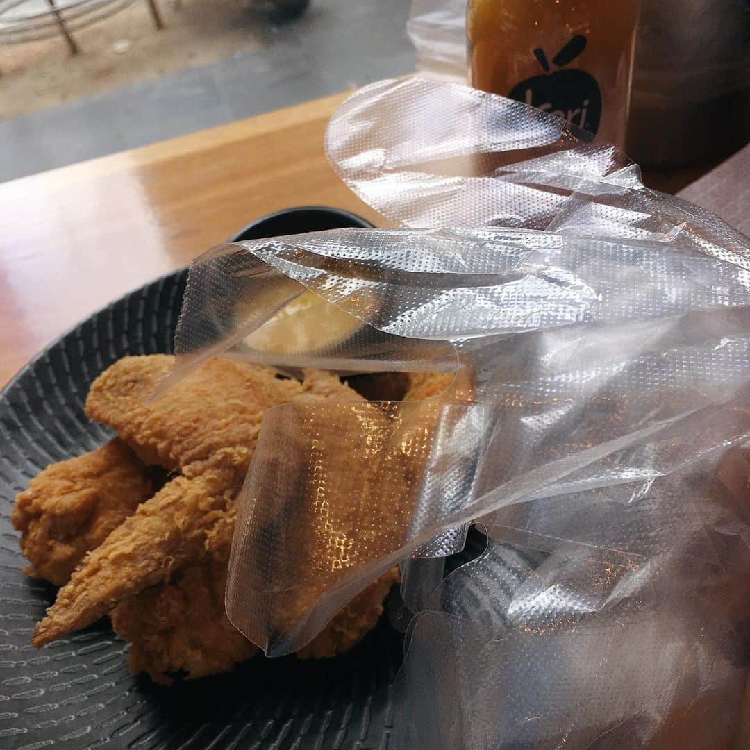 朝見心さんのインスタグラム写真 - (朝見心Instagram)「(∵) 【オーストラリア5日目】 ここで突然のネネチキン ネネチキンは韓国のフライドチキンチェーンなのですが 韓国で食べられなかったので オーストラリアで食べると言う もはやもう何なのかよく分からない状況 とりあえず美味しかったです 手袋もあってバクバク行けます お客さんも韓国の方が多かったです みんな母国の味を欲するんやなあ… ああ… 食べたい ___________ #メルボルン旅行記🇦🇺 #ネネチキン #네네치킨 #メルボルンでネネチキン」9月27日 11時15分 - asamicocoro
