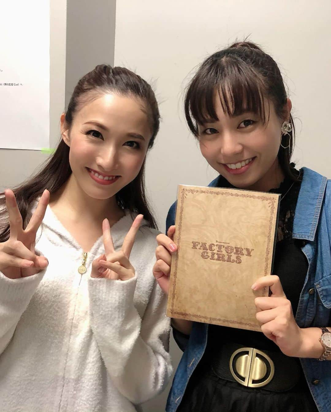 実咲凜音さんのインスタグラム写真 - (実咲凜音Instagram)「. ✴︎畑井ちゃん☺️ #伶美うらら いつも美人！👍 ありがとう！畑井ちゃん！ ✴︎NHKのパントお姉さんだった #上原りさ ちゃん☺️ 先日のお仕事のご縁で📸☺︎ またお会いできて嬉しい。 ✴︎さきちゃん☺️ #横岡沙季 スクルージでもまた一緒に舞台立てる。 よろしくね。 ✴︎りくさん #蒼羽りく さん 宙組の時、すごくお世話になった 優しくてカッコいい方！ ✴︎ゆめちゃん #夢月せら 宝塚の一個下のゆめちゃん。 昔っからしっかりしてて 可愛い下級生。 ありがとう☺️ 皆さま、ありがとうございます❗️✌︎ みりおん。 #factorygirls #本日 #一回公演 #そののち #トークショー」9月27日 11時18分 - misaki_rion