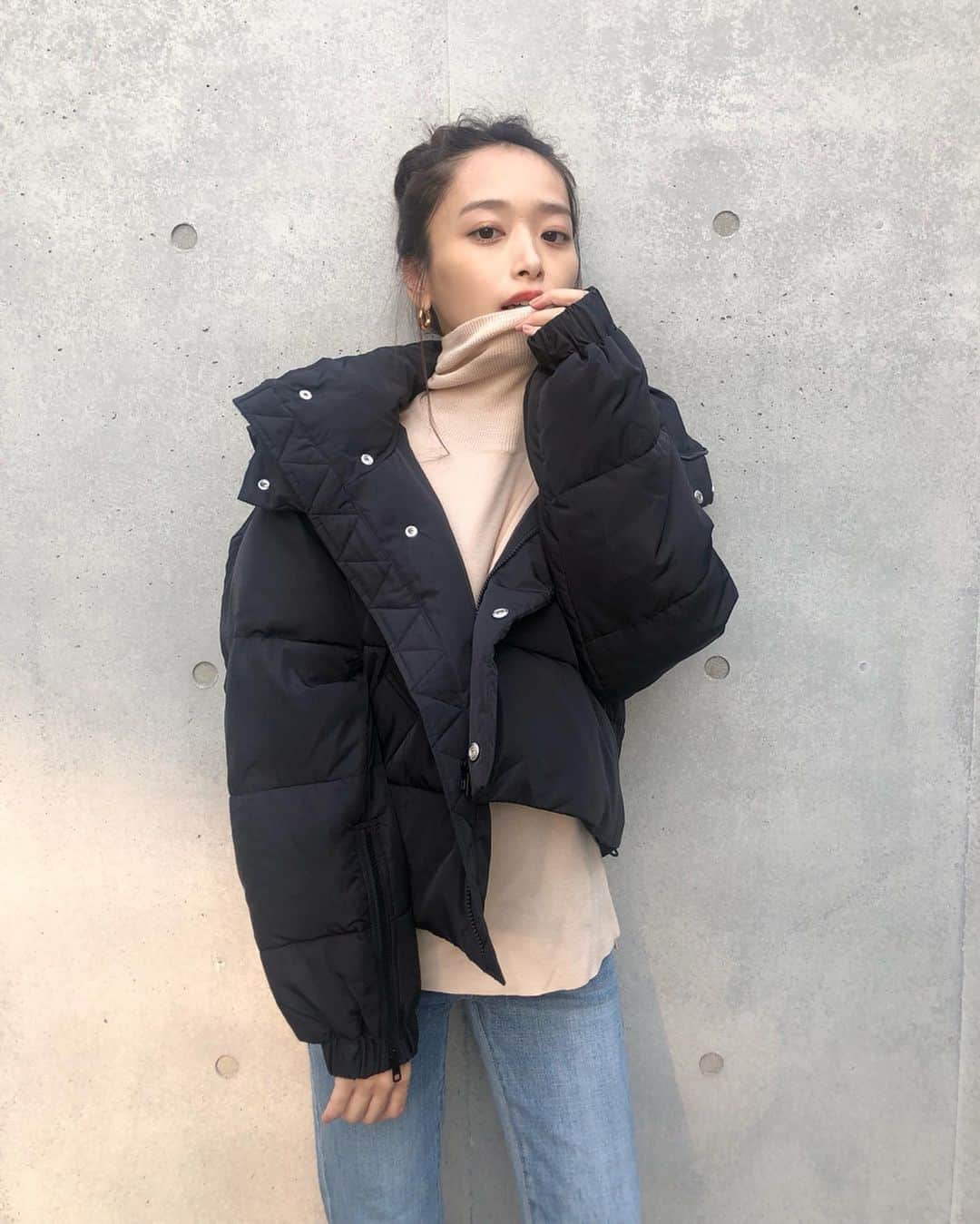 近藤千尋のインスタグラム：「おはようございます☀🥰 オーダーしていたアウターが 届いたので撮影してもらいました❤️ @murua_by_staff  @murua_official  早く冬来ないかな〜☃️✨ 冬生まれだから冬が好き💖笑  #今日はある場所へ #ワクワクワク」
