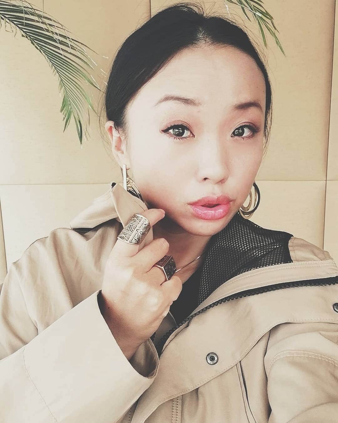 COMA-CHIのインスタグラム：「back in Tokyo🗼 I feel the energy from this city, yeah this is what I made of... また東京帰ってきています。 高層ビルから見下ろす東京のエネルギーと、岩の真下に広がる海と、変わらない壮大さを感じている奇跡。 2つの場所を行き来し、どちらも地球なんだと感じ受け入れる事で新たな意識の扉が開く感覚。 29日のファンクラブ @coma_chi_s イベントで、スピ全開の話色々しちゃおっと。 からの10月は京都造形芸術大学にて縄文講師として教壇に立ちます。 色々ネクストテージへ。」