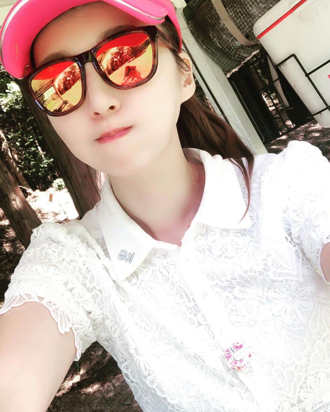 のインスタグラム：「2年ぶり？？くらいにゴルフ行ってきた！！﻿ このコンペに参加するのは3年ぶり💦﻿ ﻿ 久しぶりにみなさんにお会いしたけど、優しい方ばかりで♪﻿ とーっても楽しかった！﻿ ﻿ そして、久しぶりだったのでほとんど忘れてて笑﻿ ﻿ また、一から教えてもらって笑﻿ ﻿ ゴルフマナーとか！﻿ 打ち方とか！﻿ ﻿ 教えてくれた方が、センスある！！っと言ってくれたので♪﻿ これからまた、やろうと思います♪﻿笑  単純w ﻿ いっぱい教えてもらうのだ！！﻿ ﻿ しかし、ホント動画撮っておけばよかったー！ってくらいの事が起きたので💦﻿ ↑﻿ 動画撮ると、上手くいかないけどw﻿ ﻿ 上手くいくとホント楽しいっ♪﻿ ﻿ 久しぶりすぎて、いろいろ引っ張り出したよ💦﻿ いろいろまた揃えたくなってきた♪﻿ ﻿ とりあえずは、ゴルフの練習だーい！！﻿ ﻿ #ゴルフコンペ #ゴルフ #久しぶり #楽しかった #景品当たらずw #テレビ欲しかった笑 #順位が最下位じゃなかったー！ #腕が黒いw」