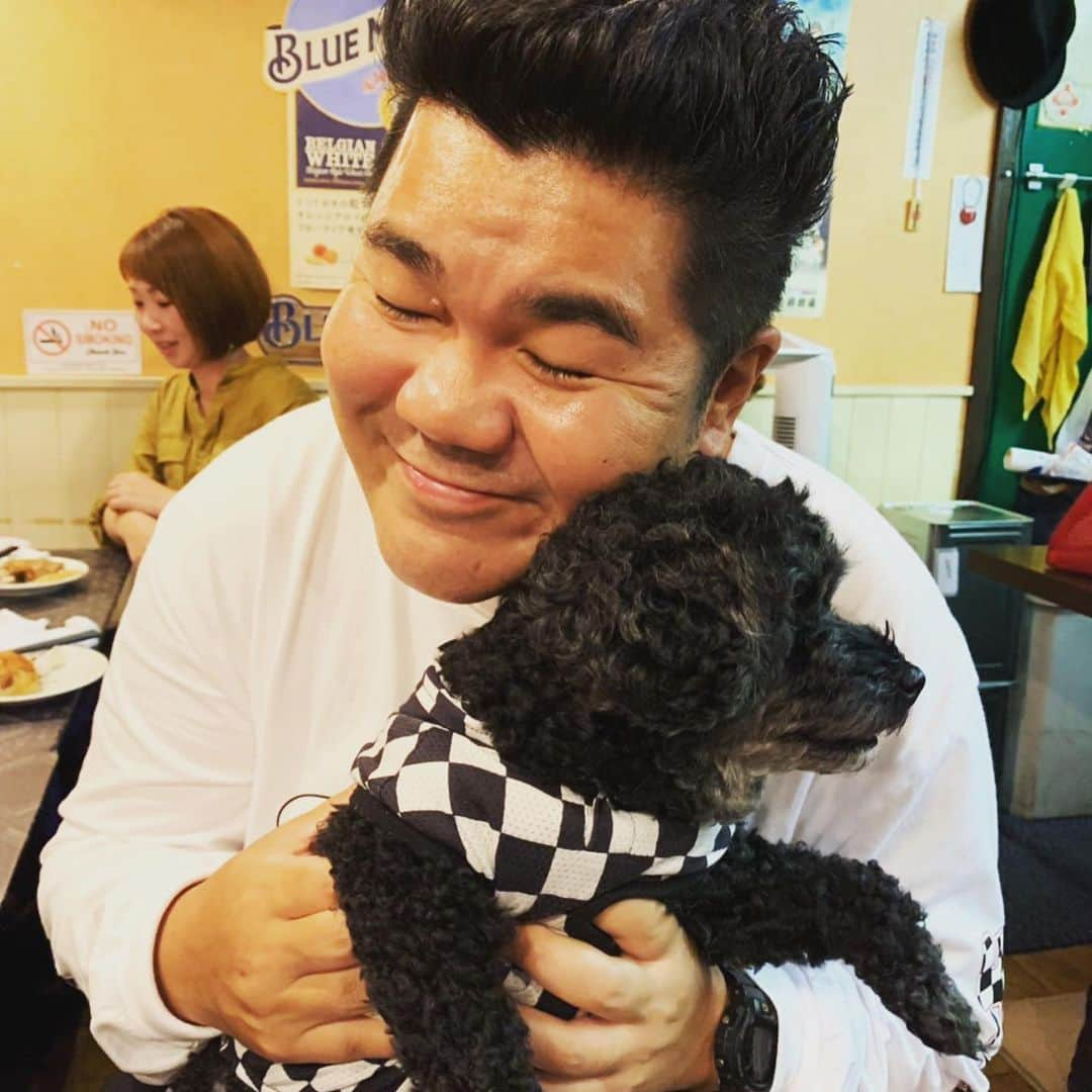 ゴリけんさんのインスタグラム写真 - (ゴリけんInstagram)「犬には慕われるらしい。 人にもそうされたいもんだ。 #ゴリゴロウ」9月27日 11時37分 - goriken1024