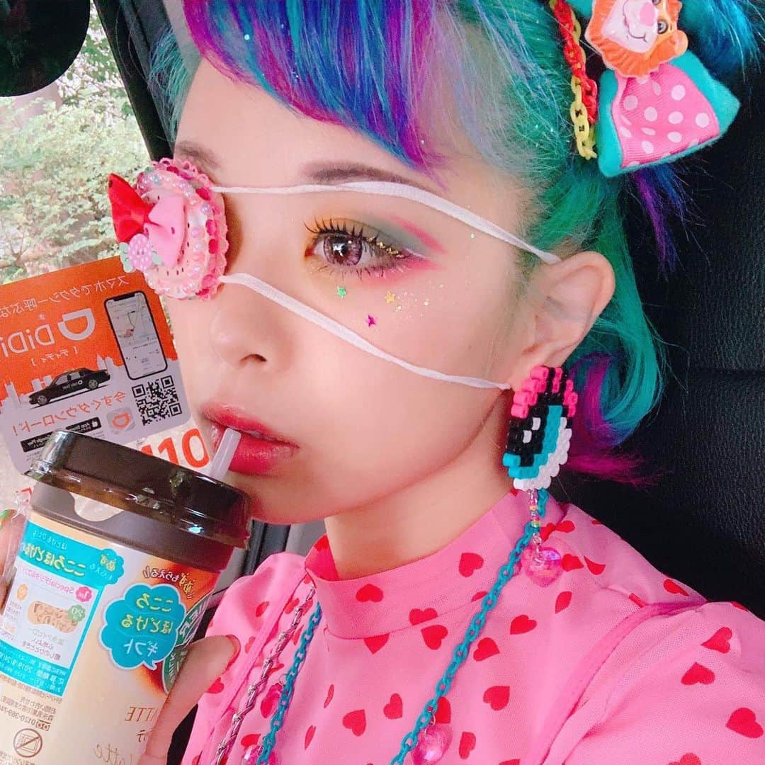 のインスタグラム：「🎀👁🛸﻿ I'm OK. I got a puffy eyelid but It's not a big injury,so don't worry.😉🍉﻿ I’m sorry, I didn't mean to scare you.🚑❌﻿ ﻿ The changing of the seasons can affect my health condition.﻿ PLZ take care of yourselves.🌸🌈🍉」