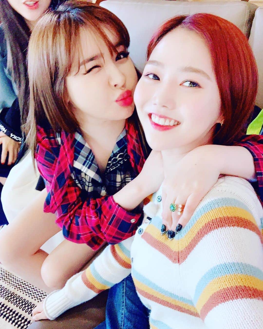 パク・ボムのインスタグラム：「우리 효정이와 함께😍🎤🎉~🍀 🙌🏻 #2ne1 @dnation_official #dnation #디네이션 #박봄 #parkbom #bompark #ぼム #朴春‎#بارك_بوم##오마이걸효정#오마이걸」