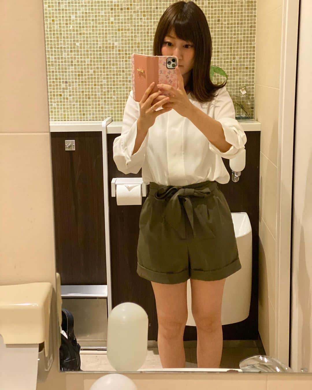ヒラヤマンのインスタグラム：「思ったより色入らんくて後日また染め直すことに。亀谷さんの方が納得しとらんやった！笑　そして今日の私服。誰にも合わんけんショーパン。 #milaowen #royalparty」