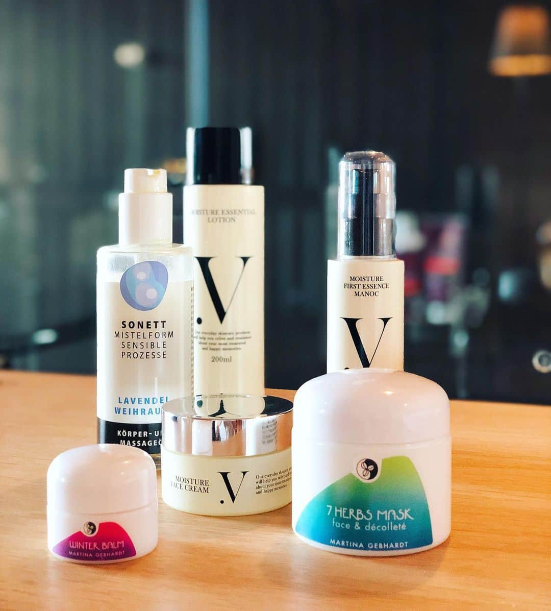 内山理名さんのインスタグラム写真 - (内山理名Instagram)「💋 My favorite beauty  products.. ・ #martina WINTER BALM 癒しの香り。 #sonett #massageoil もラベンダーとフランキンセンスの香りでお風呂上がり マッサージすると 心ほぐれる。 全くべとつかないの最高。 #veilly_tokyo 美容液優秀ですね！！ ・ 心地よいアイテム。」9月27日 12時10分 - rinauchiyama_official