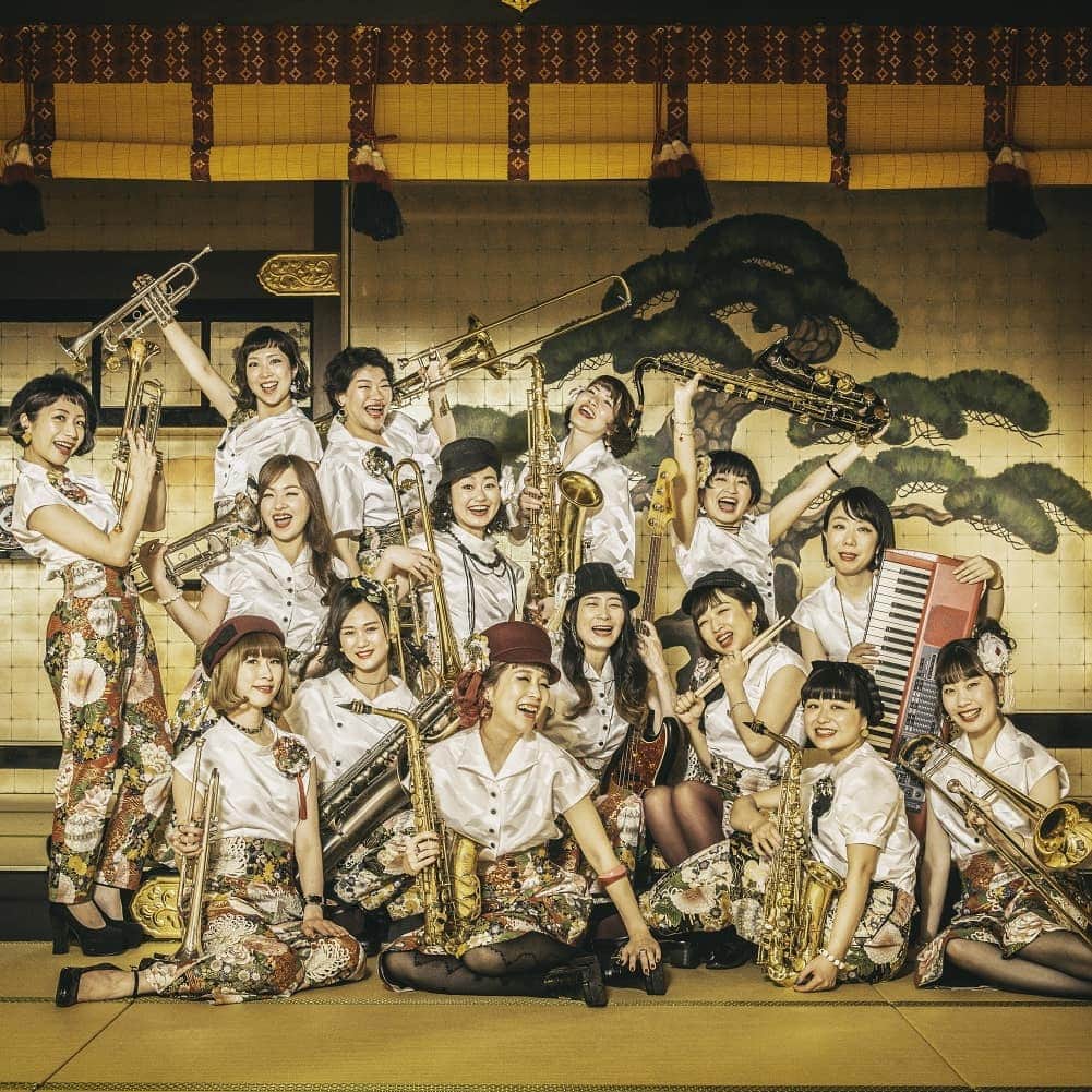 Warehouse TERRADA 寺田倉庫さんのインスタグラム写真 - (Warehouse TERRADA 寺田倉庫Instagram)「東京の水辺を楽しむプレミアムライブ「天王洲・キャナルアートモーメント2019」が来週末、天王洲キャナルイーストにて開催されます。運河に浮かぶ台船を特設ライブステージとし、ビル壁面を利用したプロジェクションマッピングで演出する、2日間限りのライブパフォーマンス。天王洲で過ごす秋のひと時をぜひお楽しみください。  日付：2019年10月5日（土）、6日（日）17:55‐19:30  場所：天王洲キャナルイースト  Check the details @tennoz_canal  TENNOZ CANAL ART MOMENT 2019, a premium live event in Tokyo canalside will be held next weekend at Tennoz Canal East. The main feature includes a live performance on a barge moored in the Tennoz canal and projection mapping on walls of canalside buildings. Enjoy this special occasion only for two days.  #Live #ライブ #ジャズ #JAZZ #bigband #和太鼓 #プロジェクションマッピング #projectionmapping #天王洲 #TENNOZ #寺田倉庫 #warehouseterrada #GentleForestJazzBand #かぐづち #たをやめオルケスタ #クリスペプラー」9月27日 12時15分 - warehouse_terrada