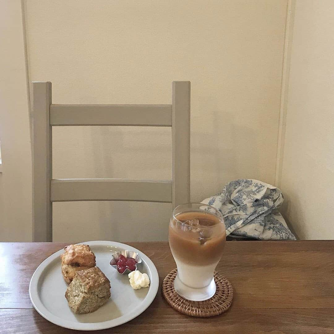 isutaさんのインスタグラム写真 - (isutaInstagram)「. 南阿佐ヶ谷、新高円寺から徒歩12分ほどにあるCafe Capra（カフェカプラ）をご紹介♡ . ザクザクカリッと食感のおいしいスコーンが楽しめるんです♩ . シンプルで素朴な味の焼き菓子でほっこり気分を味わえること間違いなしですよ！ . ぜひカフェタイムに遊びに行ってみてください❤︎ . isutaのwebサイトでは、おすすめのコーデから可愛いカフェまでたくさんの情報をお届けしています！ また、isutaのオリジナルグッズも販売中！ぜひisutaのwebサイトからチェックしてみてください！ ________ Cafe Capra access：東京都杉並区成田東1-47-7 open：店頭販売9:30～18:00 / カフェ12:00～17:30 close：日曜日・月曜日 ________ Photo by @___yumn__  @xu_omom . #isuta #isutapic #isutacafe #イスタ #isuta_東京カフェ #高円寺カフェ #阿佐ヶ谷カフェ #cafecapra」9月27日 12時15分 - isuta_jp