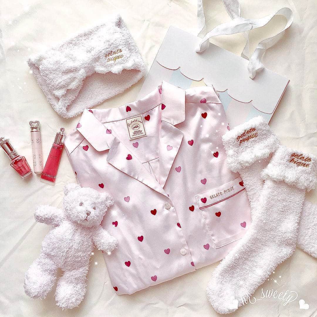 のインスタグラム：「. ジェラートピケで新調したルームウェア💕 肌触りがいいとぐっすり眠れる💫 吸湿性や保温性の高い素材のルームウェアを選ぶと、 心地良い眠りにつながるみたい！ . repost from @hr__sweety .  #KIREIMO #キレイモ #脱毛 #全身脱毛 #脱毛サロン #美容 #美容情報 #美容部 #肌ケア #gelatopique #roomwear #ジェラートピケ #ジェラピケ #ルームウェア #ハート柄 #置き画 #置き画くら部 #パジャマ #女子力向上委員会 #おうち時間  #リラックスタイム #ハート柄 #可愛いものが好き #ジルスチュアート #ジルスチュアートコスメ #ジルスチュアートビューティ #JILLSTUART #jillstuartbeauty #デパコス」