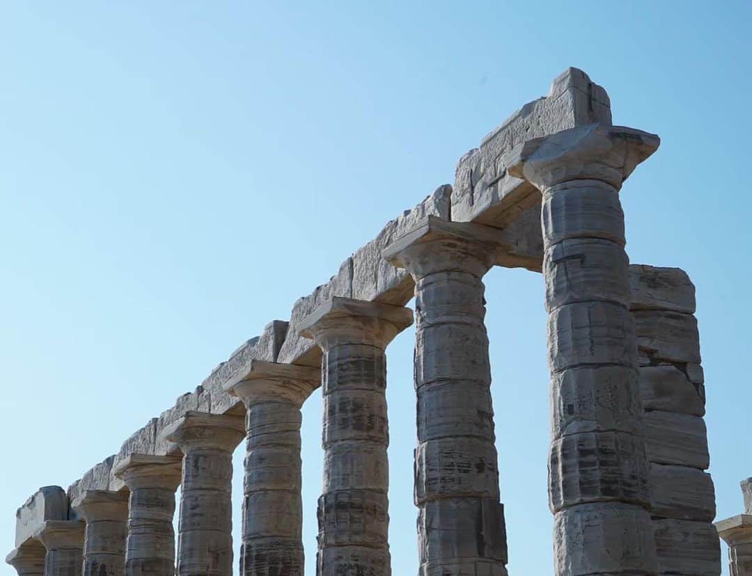朝日放送「朝だ！生です旅サラダ」さんのインスタグラム写真 - (朝日放送「朝だ！生です旅サラダ」Instagram)「@e_n_n_a_ #スニオン岬 には、ギリシャ神話でも登場する海の守護神 #ポセイドン に捧げられた神殿が残されています😌🔱 岬の先端にそびえ建つ神殿は、均整の取れた美しさ‥！#ドリア式 の柱は勇ましく、力強い印象で当時のロマンを感じさせてくれます✨💪🏻🌊 エーゲ海とのコラボレーションは最高の景色！ アテネを少し離れて行く絶景スポットとしておすすめです☺️🏛✨ _ #ギリシャ語 #海の守護神 #ポセイドン神殿 #Ναός του Ποσειδώνα #エーゲ海 #絶景スポット #アテネ #Αθήνα #Greece #Ελλάδα _ #ABCテレビ #朝日放送テレビ #朝だ生です旅サラダ #旅サラダ #旅サラダガールズ #山代エンナ #イラストレーター #海外 #旅 #travel #trip」9月27日 12時17分 - tabisalad