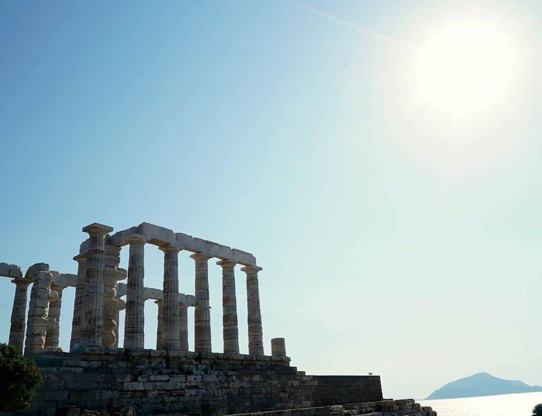 朝日放送「朝だ！生です旅サラダ」さんのインスタグラム写真 - (朝日放送「朝だ！生です旅サラダ」Instagram)「@e_n_n_a_ #スニオン岬 には、ギリシャ神話でも登場する海の守護神 #ポセイドン に捧げられた神殿が残されています😌🔱 岬の先端にそびえ建つ神殿は、均整の取れた美しさ‥！#ドリア式 の柱は勇ましく、力強い印象で当時のロマンを感じさせてくれます✨💪🏻🌊 エーゲ海とのコラボレーションは最高の景色！ アテネを少し離れて行く絶景スポットとしておすすめです☺️🏛✨ _ #ギリシャ語 #海の守護神 #ポセイドン神殿 #Ναός του Ποσειδώνα #エーゲ海 #絶景スポット #アテネ #Αθήνα #Greece #Ελλάδα _ #ABCテレビ #朝日放送テレビ #朝だ生です旅サラダ #旅サラダ #旅サラダガールズ #山代エンナ #イラストレーター #海外 #旅 #travel #trip」9月27日 12時17分 - tabisalad