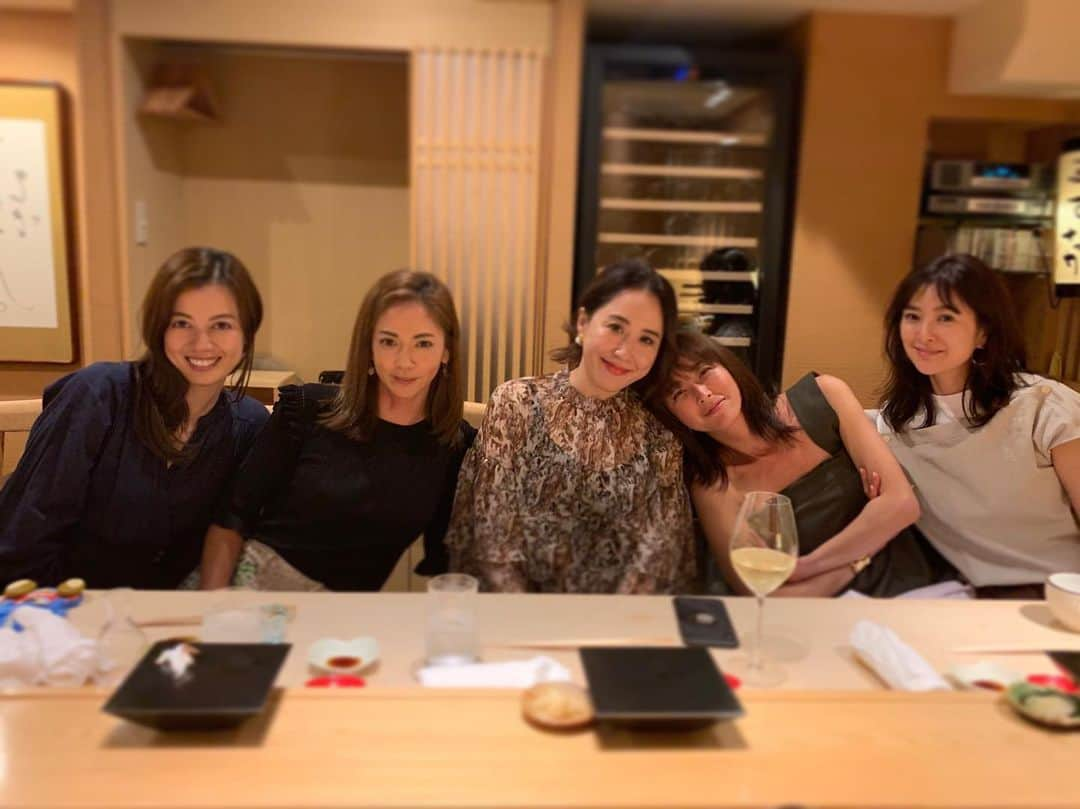 秋本祐希さんのインスタグラム写真 - (秋本祐希Instagram)「楽しみにしていたお鮨女子会☺︎ ビジネスの話から子育て 美容 などなど 話すことは毎回盛りだくさん この女子会 毎回良き刺激をもらってる✨ 楽しく 美味しく happyな時間でした。 ありがとう☺︎ #friends #ますなが #大人女子会」9月27日 12時18分 - ayuuki0908