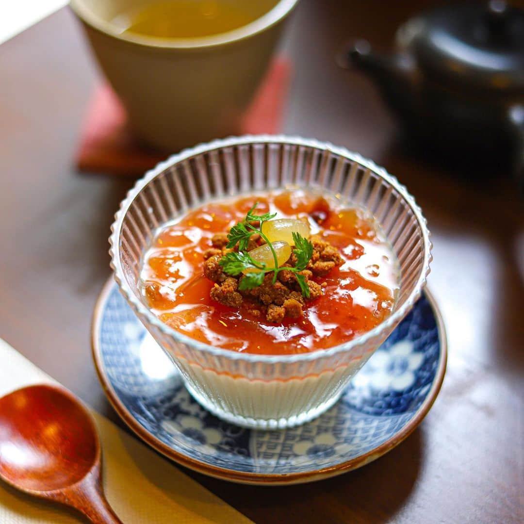 きょん。さんのインスタグラム写真 - (きょん。Instagram)「. .  お八つとお茶いろは  グラスに詰まった いちじくのレアチーズ。  時折 日本茶を挟みながら スプーンで掬って トゥルッと。  この “トゥルッ”の密度の高さに いちじくも生き生きと しておられました。  #お八つとお茶いろは #sweets#japanesetea」9月27日 12時26分 - kyon_tokiiro