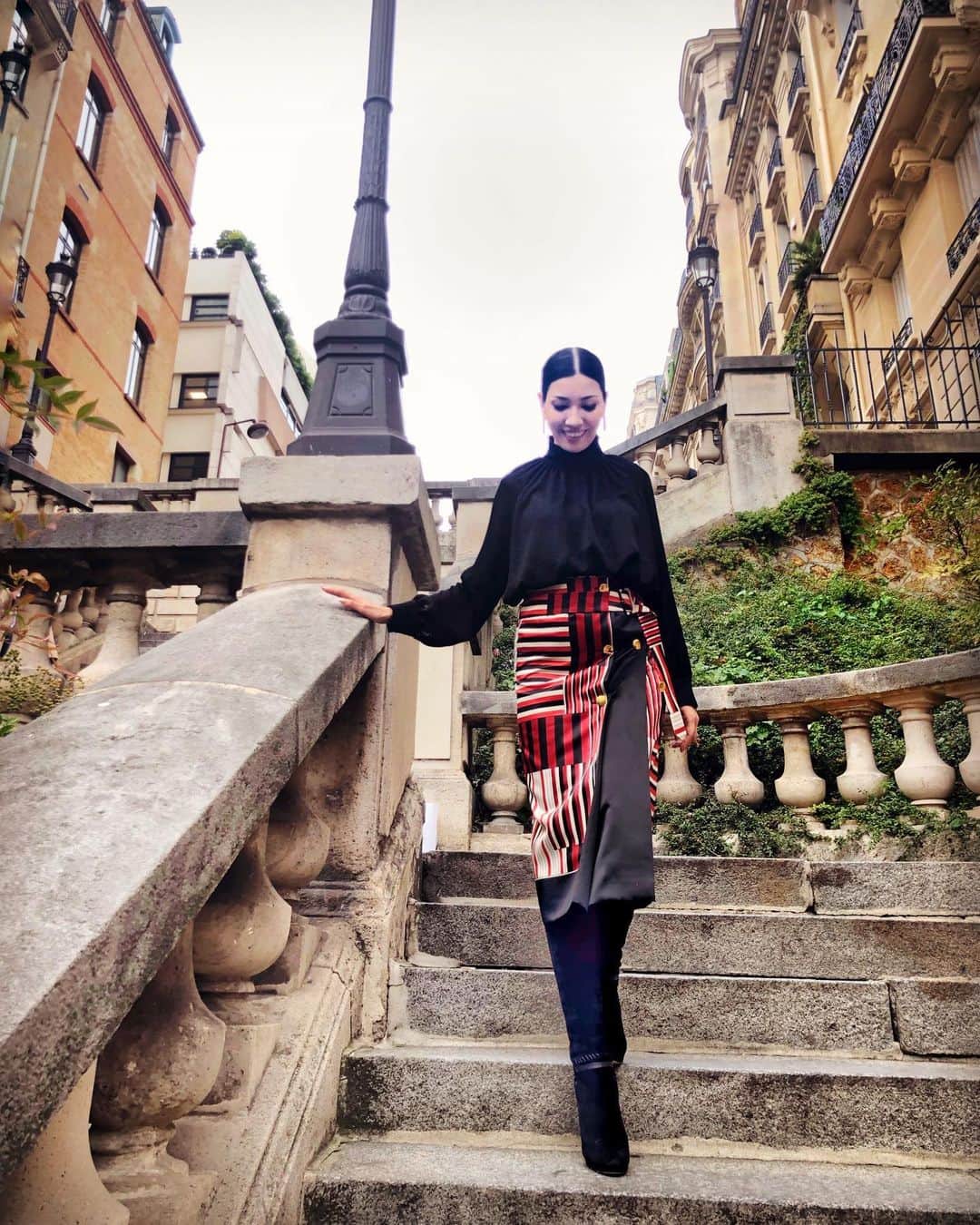 アンミカさんのインスタグラム写真 - (アンミカInstagram)「Parisに到着✈️ 🇫🇷 エッフェル塔と秋の木々が美しい場所で撮影📸 2020 S/S パリコレを楽しみレポートします👠✨ 。 #個性あるスカートは黒で挟むとステキにまとまる トップス スカート  #moga_bigi_official  ロングブーツ  #jimmychoo  ピアス  #grosse  #fashion #ootd #pariscollection #model #ahnmika」9月27日 12時34分 - ahnmikaofficial