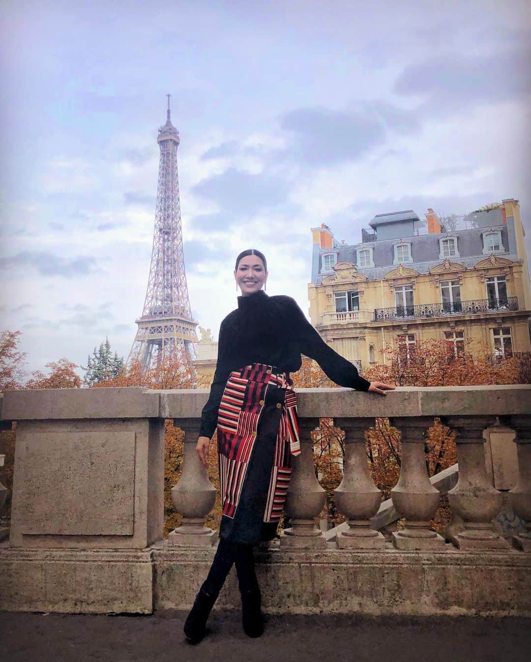 アンミカさんのインスタグラム写真 - (アンミカInstagram)「Parisに到着✈️ 🇫🇷 エッフェル塔と秋の木々が美しい場所で撮影📸 2020 S/S パリコレを楽しみレポートします👠✨ 。 #個性あるスカートは黒で挟むとステキにまとまる トップス スカート  #moga_bigi_official  ロングブーツ  #jimmychoo  ピアス  #grosse  #fashion #ootd #pariscollection #model #ahnmika」9月27日 12時34分 - ahnmikaofficial