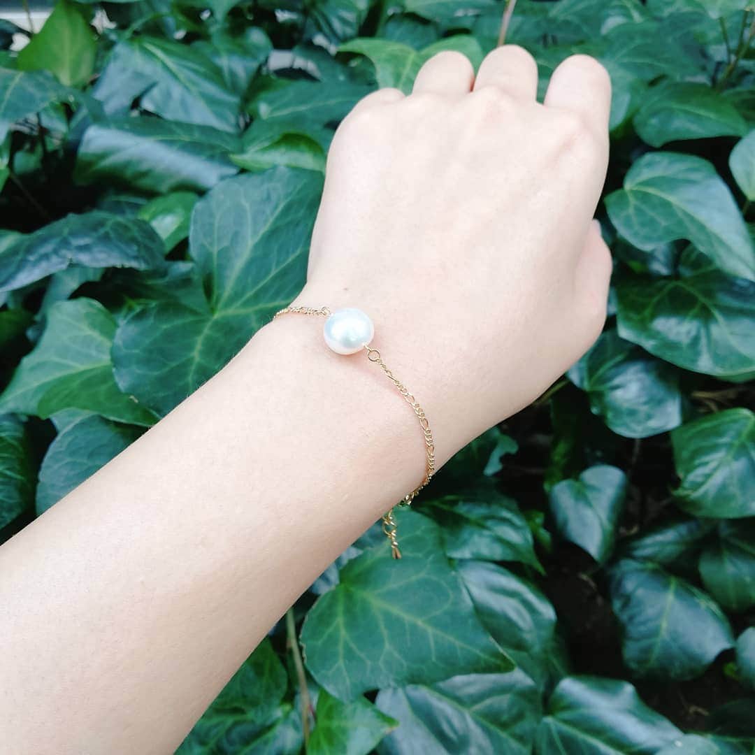 池田裕子さんのインスタグラム写真 - (池田裕子Instagram)「新作ブレスレット✨ つやつやの淡水パールを一粒使いました。 ¥1380  購入はプロフィールのリンク、もしくは「へちまのかわ」で検索。  #ハンドメイド販売 #ハンドメイドアクセサリー #ハンドメイドブレスレット #minne #minneで販売中 #淡水パール #淡水パールのアクセサリー #ブレスレット #ハンドメイド好きな人と繋がりたい #華奢ブレスレット #華奢アクセサリー #シンプルアクセサリー #アクセサリー販売」9月27日 12時44分 - kurimushiyoukan