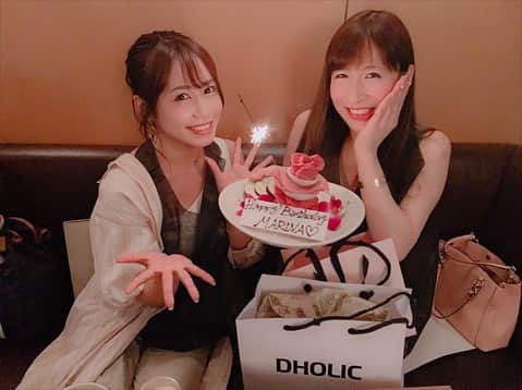 山咲まりなのインスタグラム：「誕生日当日は大好きな親友がお祝いしてくれました💝前からずっと行きたいと思って憧れてた焼肉屋さんをReservationしてくれてて…感激でした😭🥩❤️ひたすらに美味しかった!!!🥺😨お花の形したお肉プレートに驚いて、その後可愛いバースデープレート登場にも驚いて、可愛過ぎるプレゼント達に感動して、佳奈の優しい気持ちに泣いて、もう最高すぎる926でした😭💐💖 幸せを願ってくれる優しい優しい親友です✨本当にどうもありがとう❤️❤️❤️ これからもよろしくね👭💕 お互いに9月生まれ🎂 9/29日曜日 一緒に生誕祭できる事も、とっても幸せに思います。  #bff👭#かなぷぅ #ぷぅまり #kintan #happybirthday #thankyou #❤️💖 #幸 #嬉 #💐」