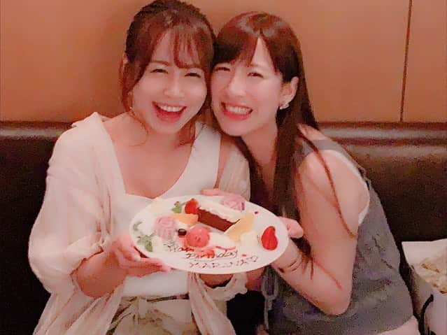 山咲まりなさんのインスタグラム写真 - (山咲まりなInstagram)「誕生日当日は大好きな親友がお祝いしてくれました💝前からずっと行きたいと思って憧れてた焼肉屋さんをReservationしてくれてて…感激でした😭🥩❤️ひたすらに美味しかった!!!🥺😨お花の形したお肉プレートに驚いて、その後可愛いバースデープレート登場にも驚いて、可愛過ぎるプレゼント達に感動して、佳奈の優しい気持ちに泣いて、もう最高すぎる926でした😭💐💖 幸せを願ってくれる優しい優しい親友です✨本当にどうもありがとう❤️❤️❤️ これからもよろしくね👭💕 お互いに9月生まれ🎂 9/29日曜日 一緒に生誕祭できる事も、とっても幸せに思います。  #bff👭#かなぷぅ #ぷぅまり #kintan #happybirthday #thankyou #❤️💖 #幸 #嬉 #💐」9月27日 12時56分 - mari_na0926