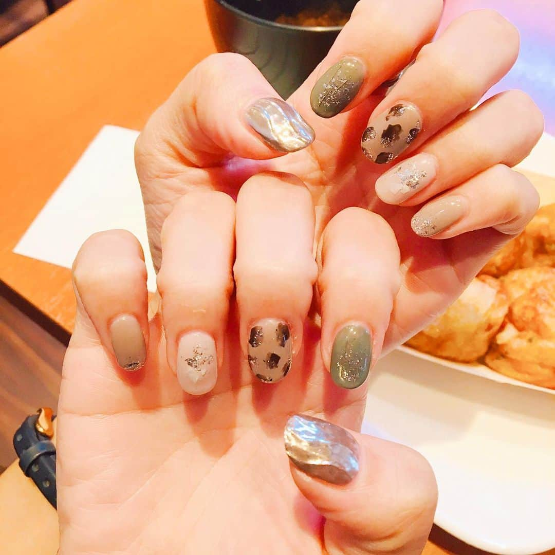 ゆうきのインスタグラム：「ねいるかえました。  #nail #nuancenail #mirrornails #ネイル #ニュアンスネイル #ミラーネイル #そんなことより #たこ焼き #美味しかった #アイドル #pomero」