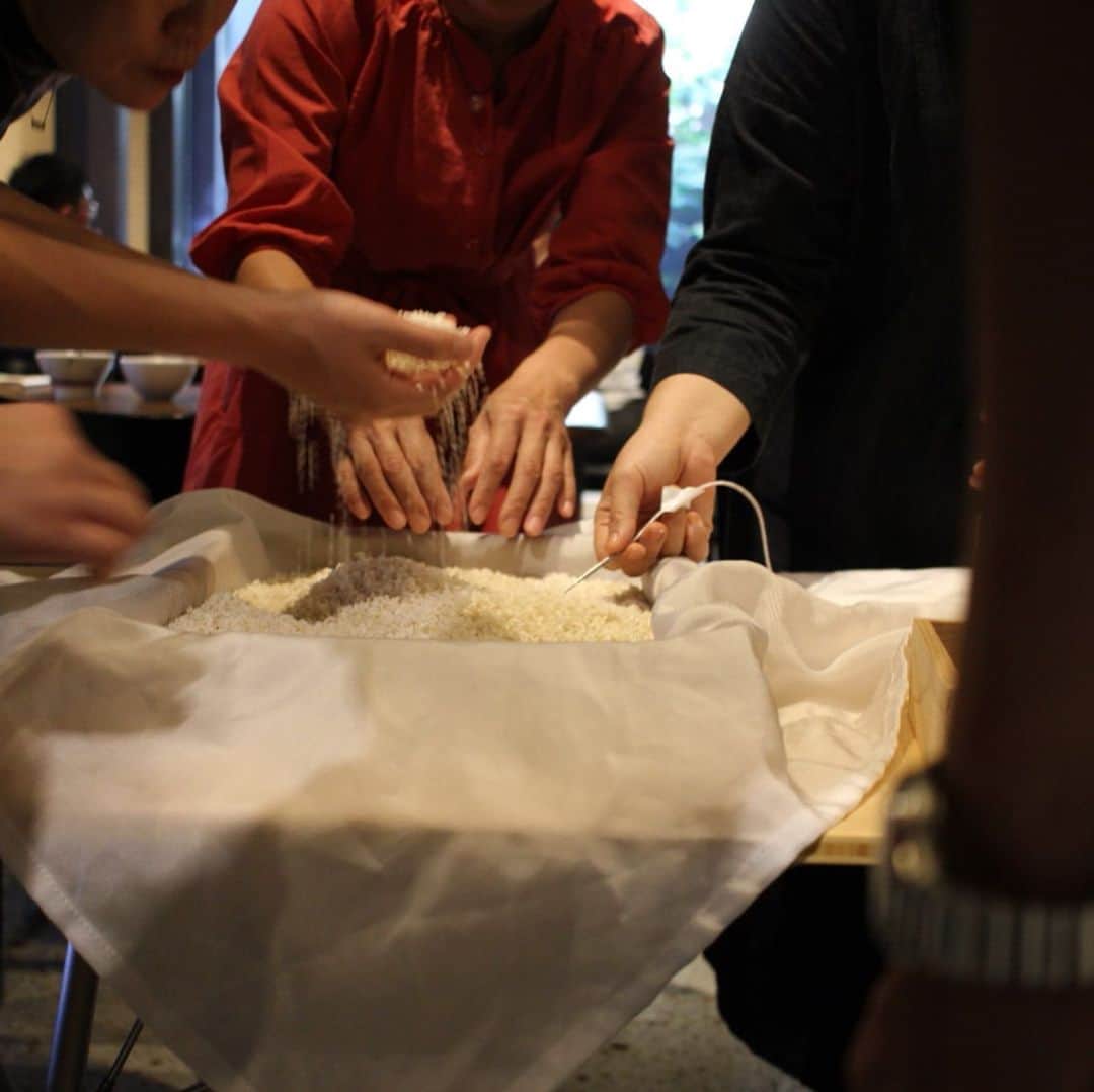 かわしま屋さんのインスタグラム写真 - (かわしま屋Instagram)「・ 京都の老舗種麹屋「菱六」の助野社長による麹づくりの講座に参加してきました。 9月24日〜26日の3日連続講座です。 ・ この講座では、本格的な室（むろ）で麹をつくる体験ができる他、家庭で発酵器を使った麹づくりも教えてもらいます。 初めて麹をつくる人も、今まで作ったことがある人も、目から鱗の内容です。 ・ そして、本講座で使用した発酵器の他、お米を蒸す為の蒸籠や蒸し布などは全てかわしま屋でご購入いただけます。 ○麹発酵器コンプリートセット https://kawashima-ya.jp/?pid=145468032 ○麹蓋 Sサイズ https://kawashima-ya.jp/?pid=132307898 ○テトロン蒸し布 70cm×70cm https://kawashima-ya.jp/?pid=132196947 ○パイレン敷 70cm×70cm https://kawashima-ya.jp/?pid=133959949 ○深型竹せいろ 特大30cm https://kawashima-ya.jp/?pid=134314045 （プロフィールに記載のかわしま屋サイト内で検索してみてください♪） ・ 講座の初日には、京都伏見の月桂冠の資料館へ行き、お酒づくりのお話も聞かせていただきました。 どっぷりと麹に浸る3日間でした。 ・ #kawashimaya #japan #instagramjapan #IGersJP #ig_japan #jp_views #instafood #igfood #foodstagram #foodinsta #foodgram #japanesefood #genic_food #日本 #ナチュラル #丁寧な暮らし #かわしまや #かわしま屋 #麹 #菱六もやし #菱六」9月27日 13時23分 - kawashima_ya