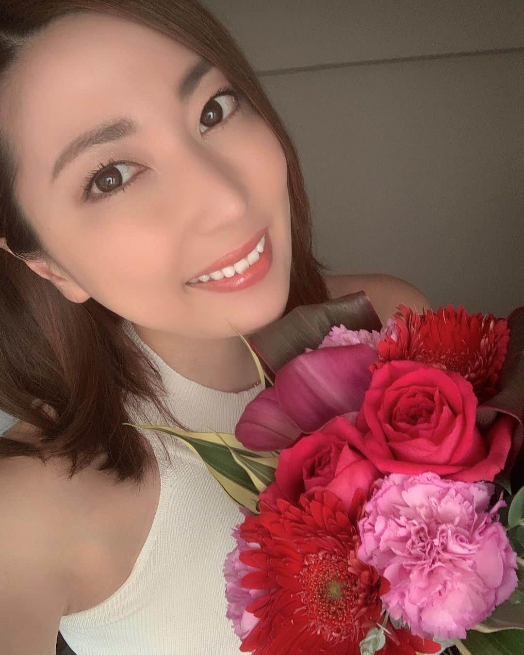 のインスタグラム：「昨日もお花いただきました💐 ありがとうございます😊💓 お花がある生活幸せ〜∩^ω^∩ #flower  #花束 #ブーケ #花がある暮らし」