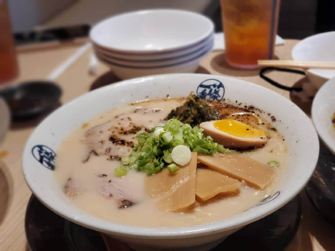 保坂玲奈さんのインスタグラム写真 - (保坂玲奈Instagram)「G  U  A  M 🍜 . ゴルフ後のラーメン、餃子、レモンサワー って幸せ過ぎません🥺？ . グアムのタクシー運転手さんが めっちゃ藤一番推しで気になっていたお店︎☺︎ . グアムでは珍しい24時間営業🕓 綺麗な店内でサク飲み、 サク食べも出来て使い勝手もにじゅうまる。 深夜におなかすいた時、 チャモロウ料理に飽きた時にも👍 . . . #hujiichibanguam #fujiichiban #guamramen #藤一番グアム #グアムラーメン #グアム #グアム旅行 #グアム旅行記 #グアム女子旅 #renaotravel #renaotravelguam」9月27日 13時38分 - __renao_0707